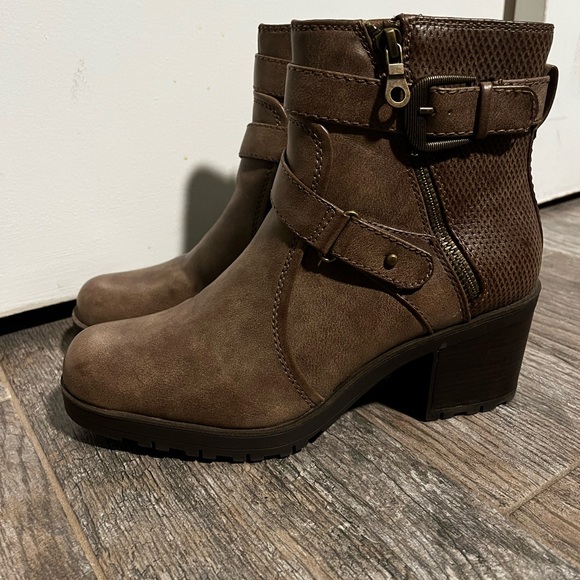 BareTraps Towanda Mushroom Booties with Buckle Detail. Size 8.5 - Picture 4 of 11